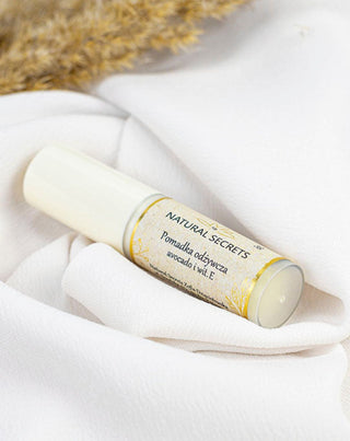 Vyživující rtěnka s bambuckým máslem pro regeneraci popraskaných rtů Natural Secrets - 2