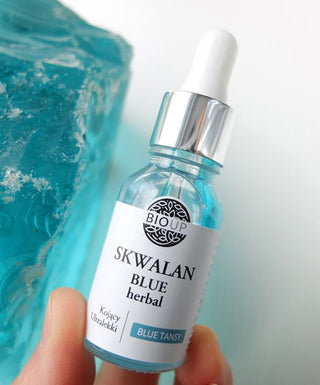 Sérum se svalanem z cukrové třtiny pro aknózní pleť Svalane Blue Tansy BIOUP - 2