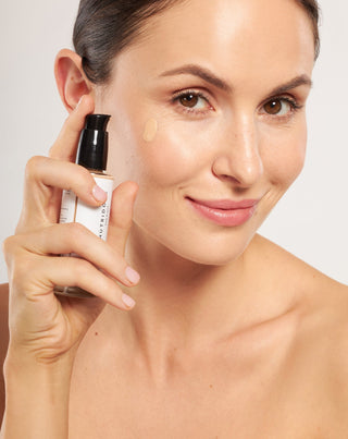 Rozjasňující hydratační make-up s kyselinou hyaluronovou pro světlou pleť Nutridome - 4
