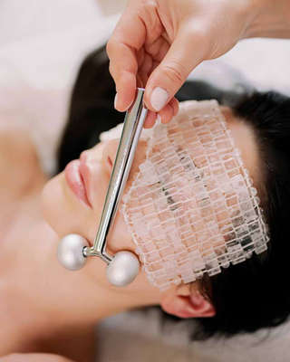 Masážní přístroj pro lifting obličeje k pozvednutí pokleslých obočních oblouků Crystallove - 3