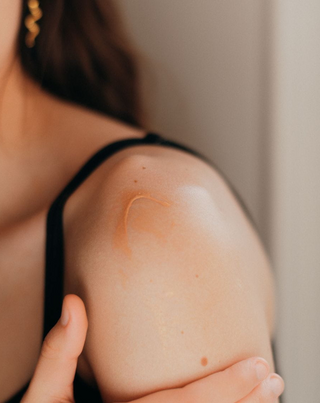 Rozjasňující tělové a pleťové mléko poskytující přirozené Be Organic opálení.