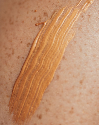 Rozjasňující tělové a pleťové mléko poskytující přirozené Be Organic opálení.