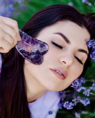 Gua sha masážní talíř na obličej s ametystem, harmonickým kamenem a relaxací krystalické lásky - 2