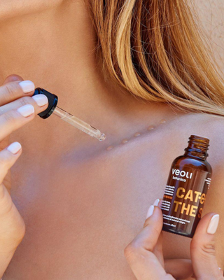 Bezbarvé bronzující kapky na obličej a dekolt Catch the sun Veoli Botanica - 2