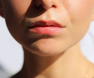 Jahodový balzám na rty, který zvýrazňuje barvu rtů a dodává Auně lesk - 4