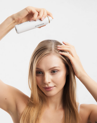 Suchý šampon Nutridome pro všechny typy vlasů, který obnovuje svěžest a dodává objem - 2