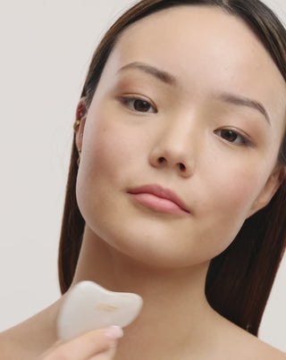 Kámen gua sha pro masáž obličeje z bílého jadeitu, zmírňující otoky a zlepšující pevnost pleti Uddo - 4