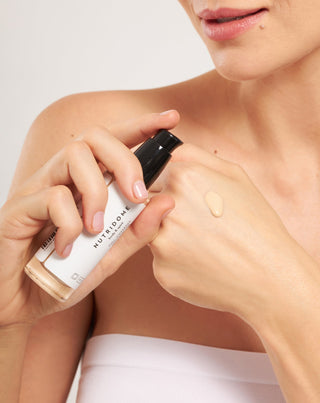 Lehký pleťový make-up s dobrým krytím zmatňující 12h 02 Natural Nutridome