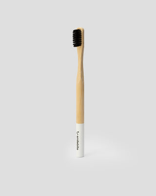 Bambusový zubní kartáček s černými nylonovými štětinami vhodný pro vegany Smilebite - 1