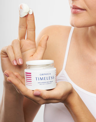 Krém s filtrem SPF 20 na den s trojnásobným účinkem proti vráskám Timeless Orphica