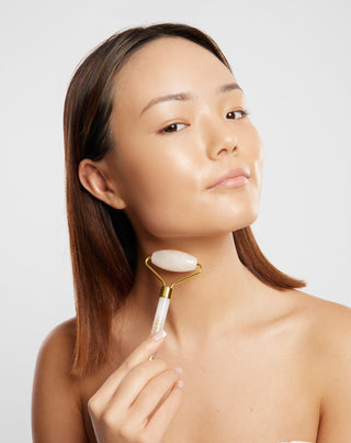 Roller na masáž obličeje z bílého jadeitu, redukující oční stíny a otoky Uddo