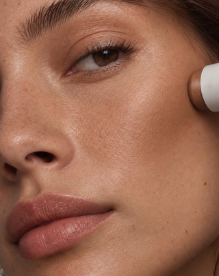 Bronzer ve formě tyčinky na obličej, přirozený efekt opálení a precizní konturování Praline Nutridome