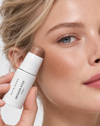 Bronzer ve formě tyčinky na obličej, přirozený efekt opálení a precizní konturování Praline Nutridome