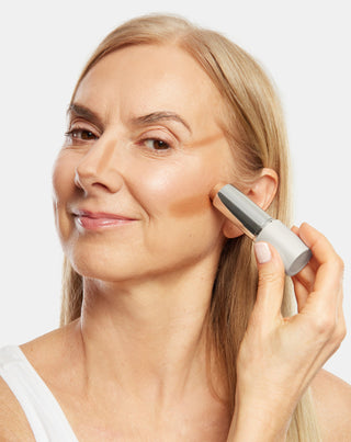 Bronzer v tyčince na konturování obličeje pro zralou pleť 50+ Aggie